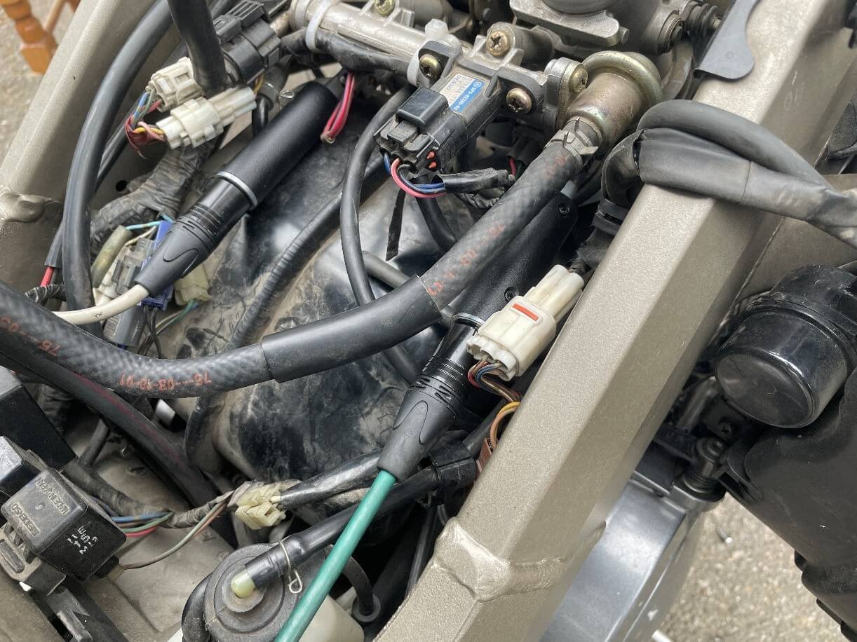 Adjusting the throttle valves on Yamaha motorcycle using vacuum sensors Dx