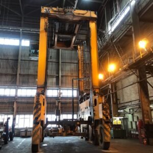 Straddle carrier