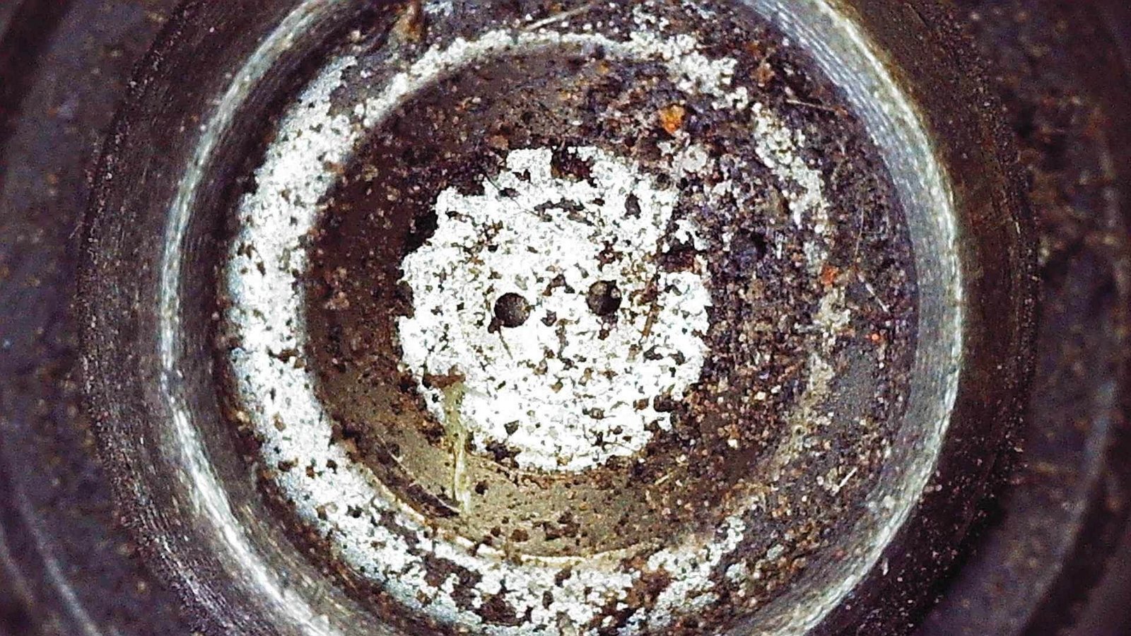 Fuel injector spray pattern before cleaning